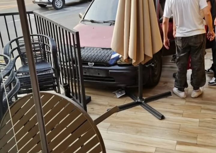 Carro perde o controle e invade padaria na avenida Brasil